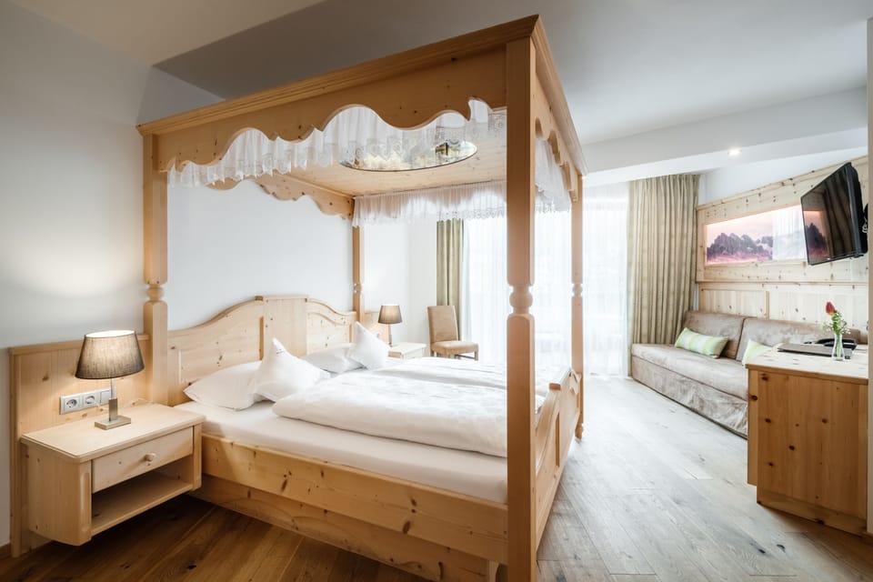 Comfort Room | Premium bedding, down comforters, in-room safe, desk