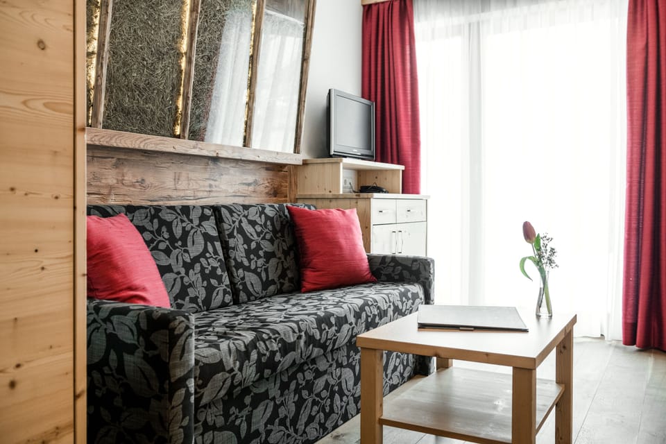 Superior Double Room | Living area | 40-inch LCD TV with digital channels, TV, books
