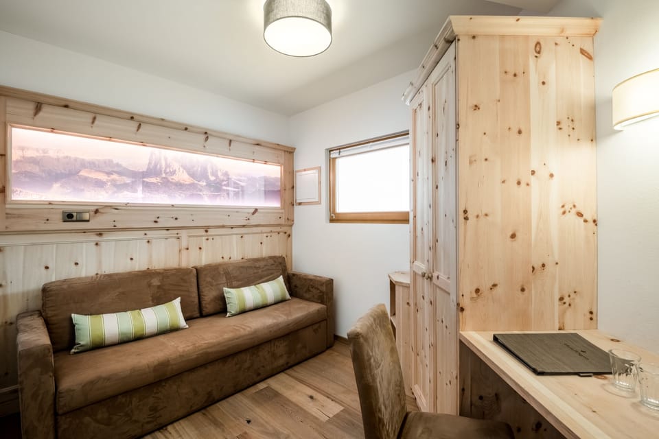 Comfort Room | Living area | 40-inch LCD TV with digital channels, TV, books