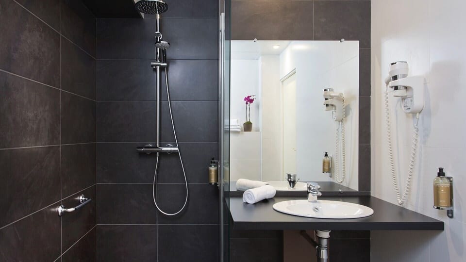 Club Double Room, Accessible, Ground Floor | Bathroom | Free toiletries, hair dryer, towels, soap