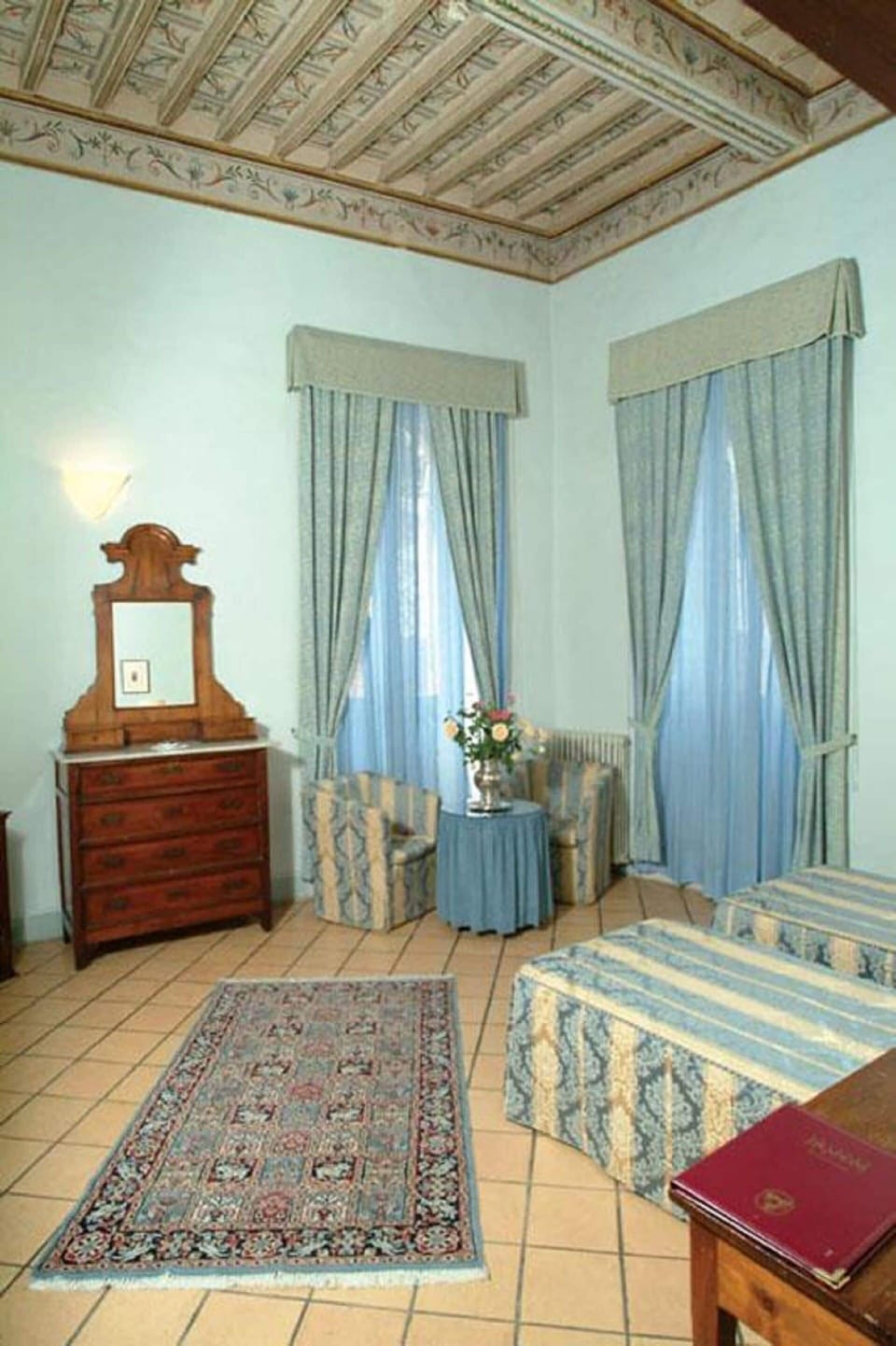 Double Room Single Use | Minibar, in-room safe, desk, iron/ironing board
