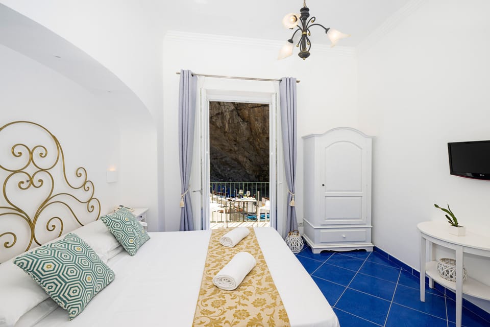 Standard Double Room, Sea View | 1 bedroom, minibar, in-room safe, desk