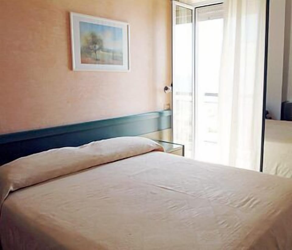 In-room safe, desk, WiFi (free)