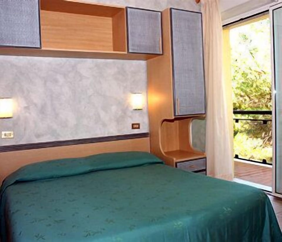 In-room safe, desk, WiFi (free)