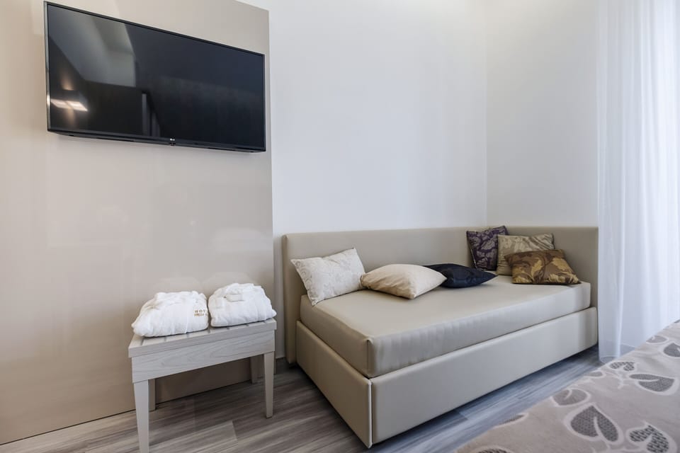 In-room safe, desk, soundproofing, cribs (surcharge)