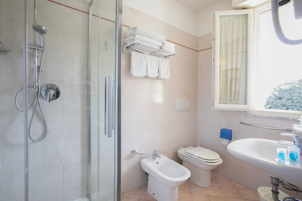 Shower, rainfall showerhead, free toiletries, hair dryer