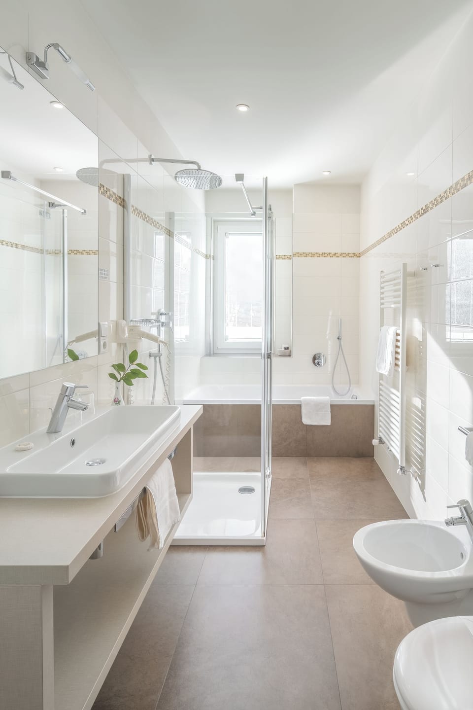 Suite (Panorama) | Bathroom | Free toiletries, hair dryer, bathrobes, slippers