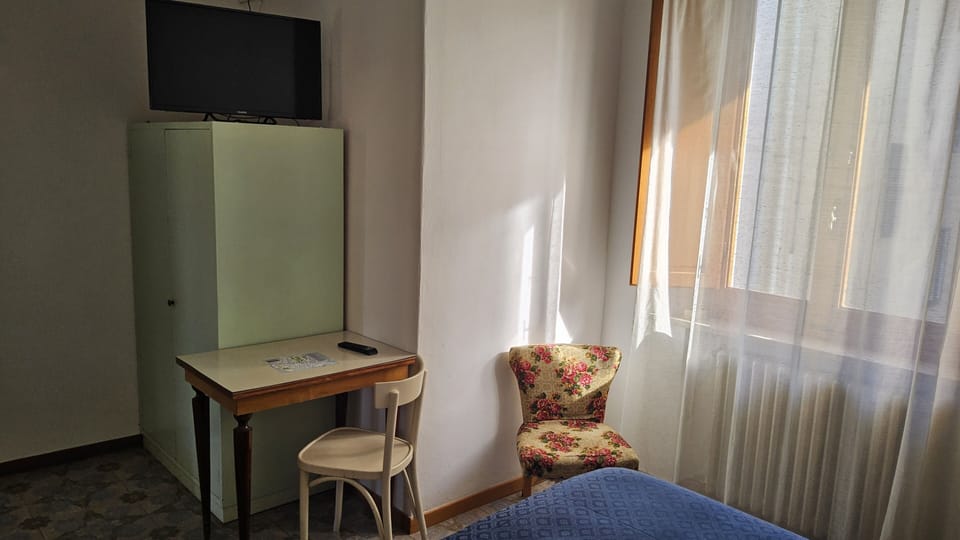 Double Room, 1 Queen Bed | Desk, blackout drapes, free WiFi, bed sheets