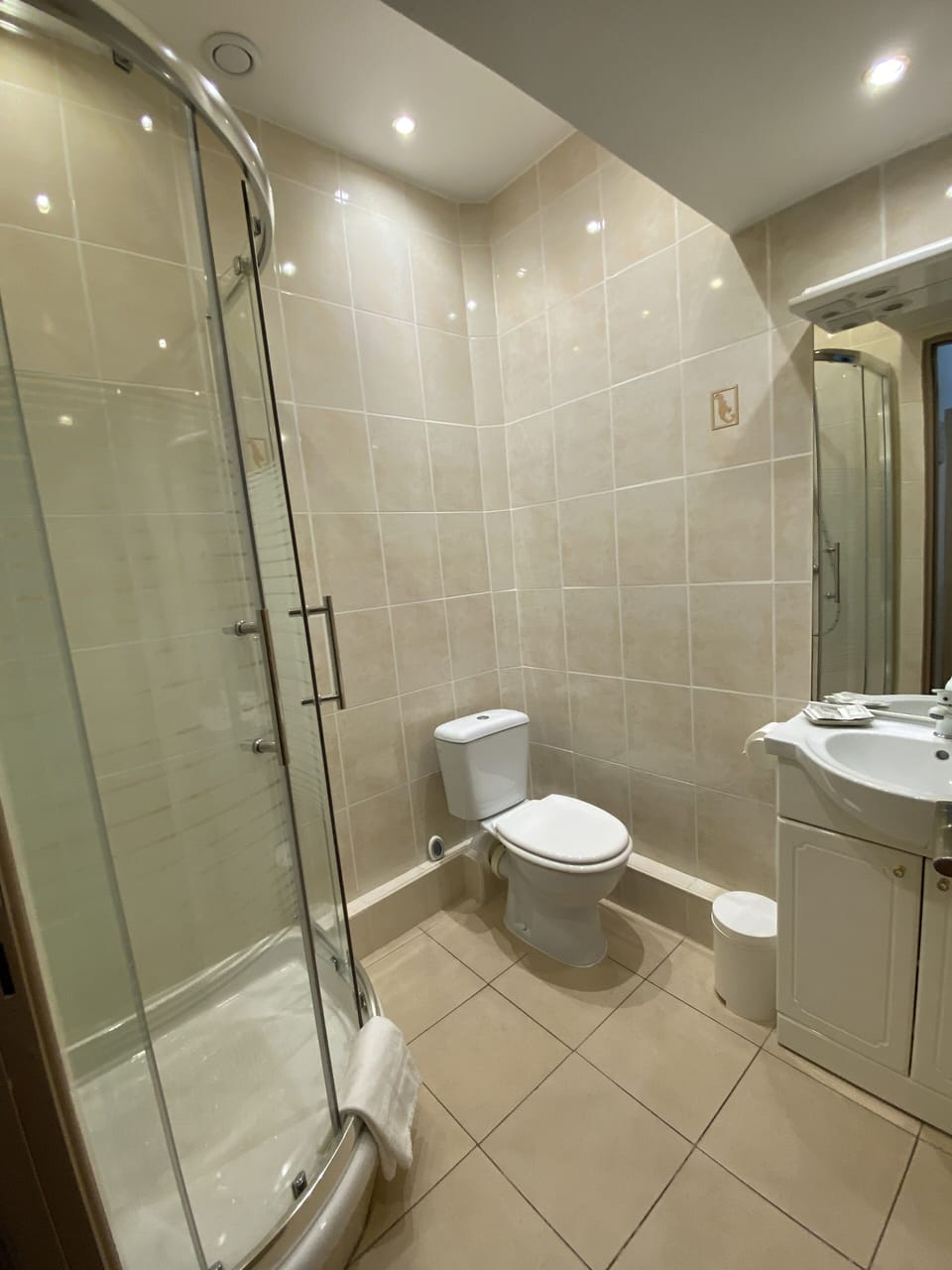 Comfort Twin Room, 2 Twin Beds | Bathroom | Shower, hair dryer, towels, soap