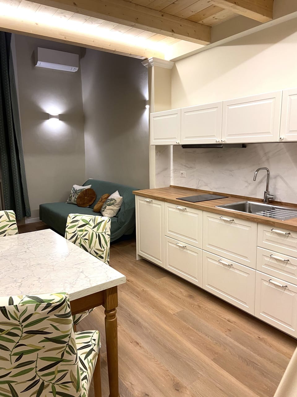 Suite | Private kitchen | Fridge, microwave, coffee/tea maker, electric kettle