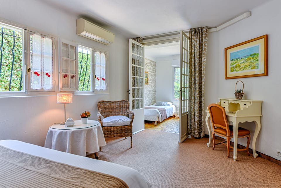 Suite, Garden View | Premium bedding, minibar, in-room safe, individually decorated