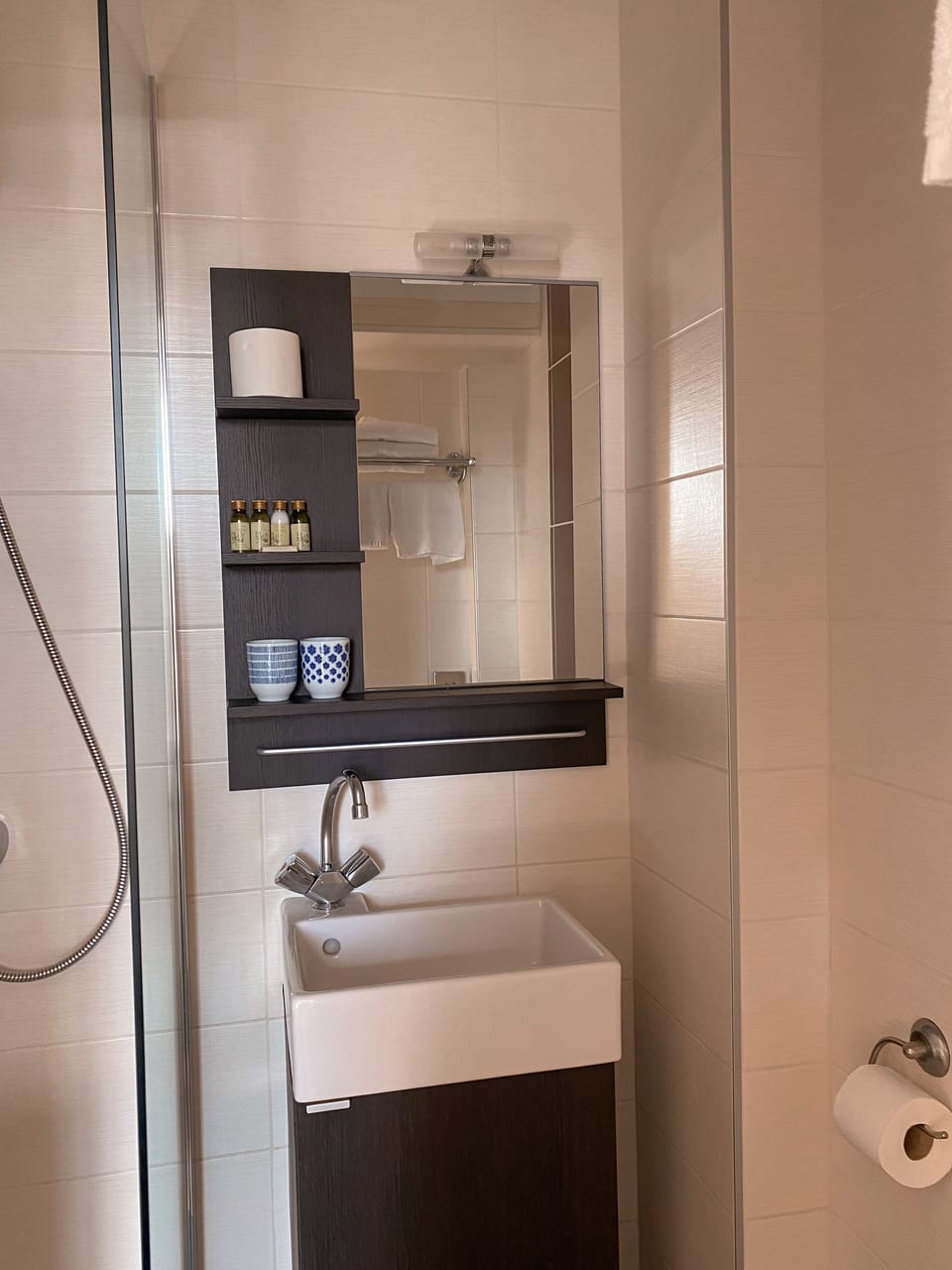 Twin Room, Sea view, Queen size bed or 2 Twin Beds | Bathroom | Shower, free toiletries, hair dryer, towels