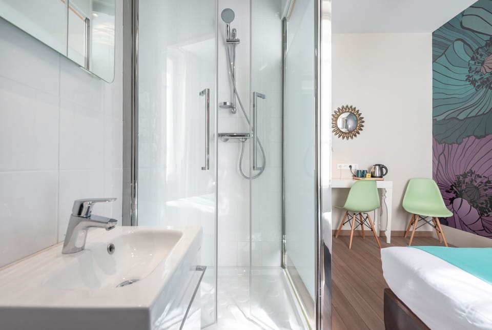 Chambre double ou Occupation simple | Bathroom | Shower, free toiletries, hair dryer, towels