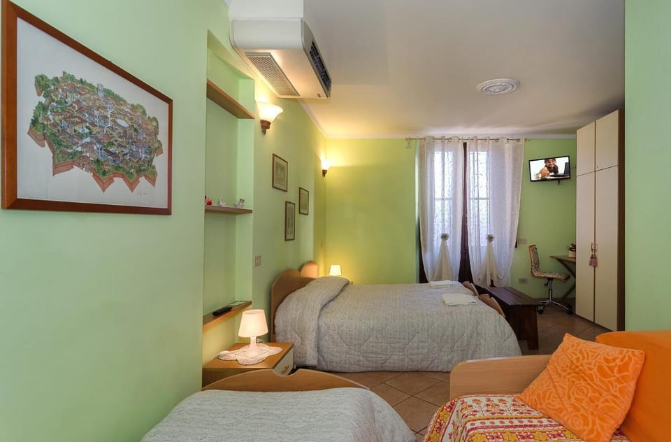 Triple Room, Private Bathroom | Desk, soundproofing, rollaway beds, WiFi (free)