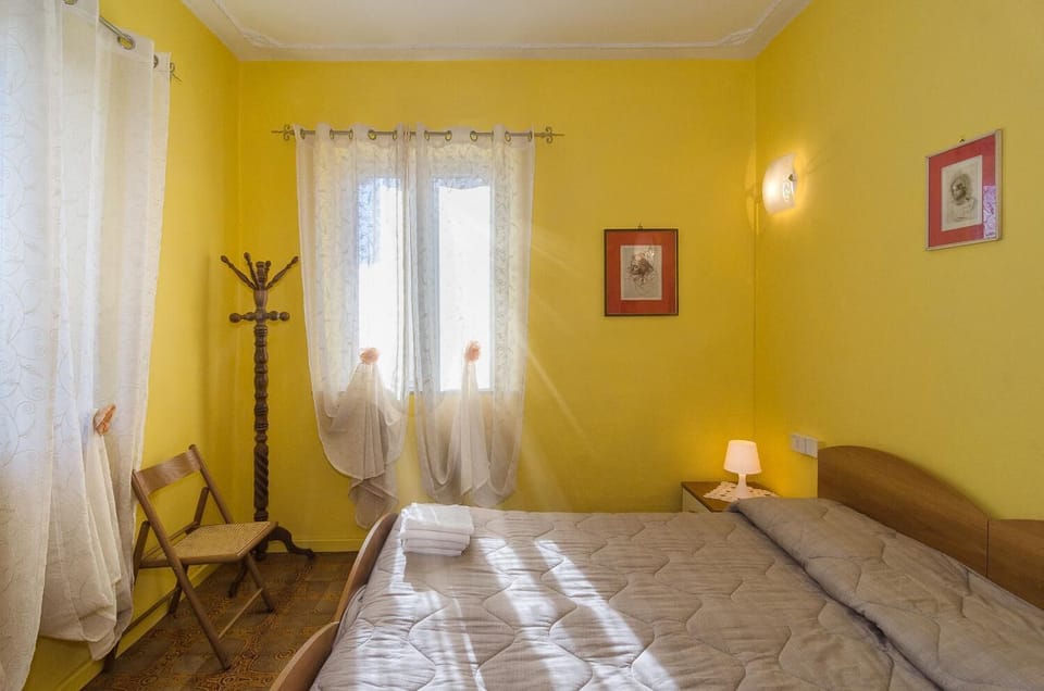 Double Room, Shared Bathroom | Desk, soundproofing, rollaway beds, WiFi (free)