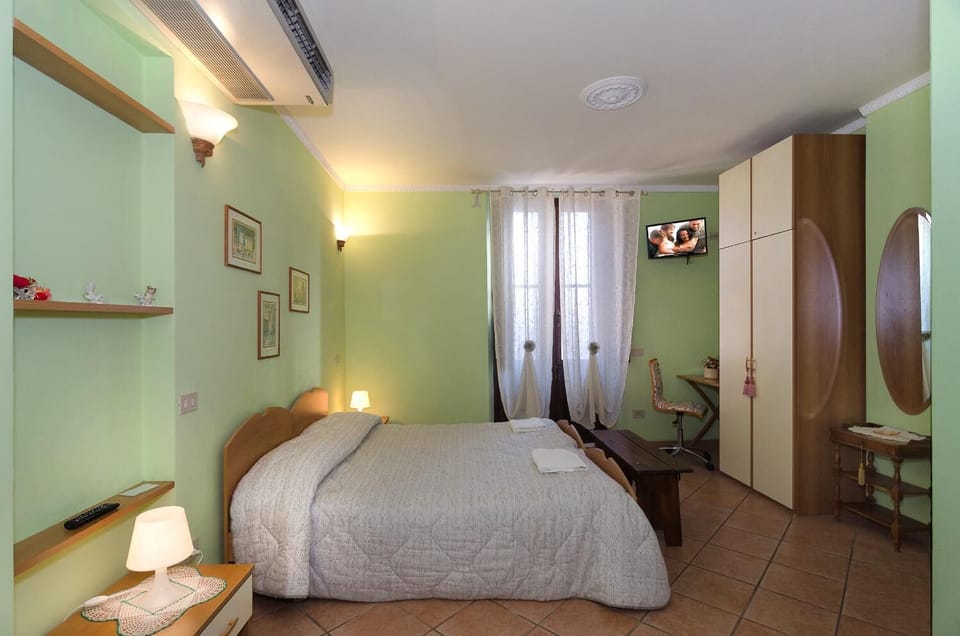 Double Room, Private Bathroom | Desk, soundproofing, rollaway beds, free WiFi