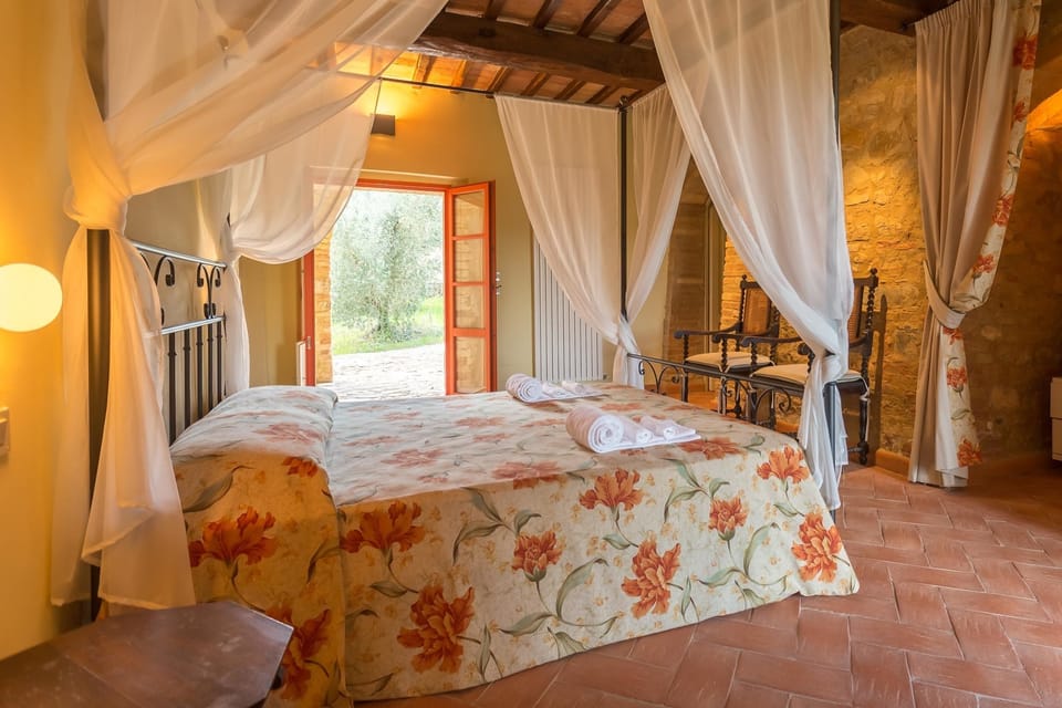 Deluxe Apartment, 2 Bedrooms, Kitchenette, Vineyard View | Free WiFi, bed sheets
