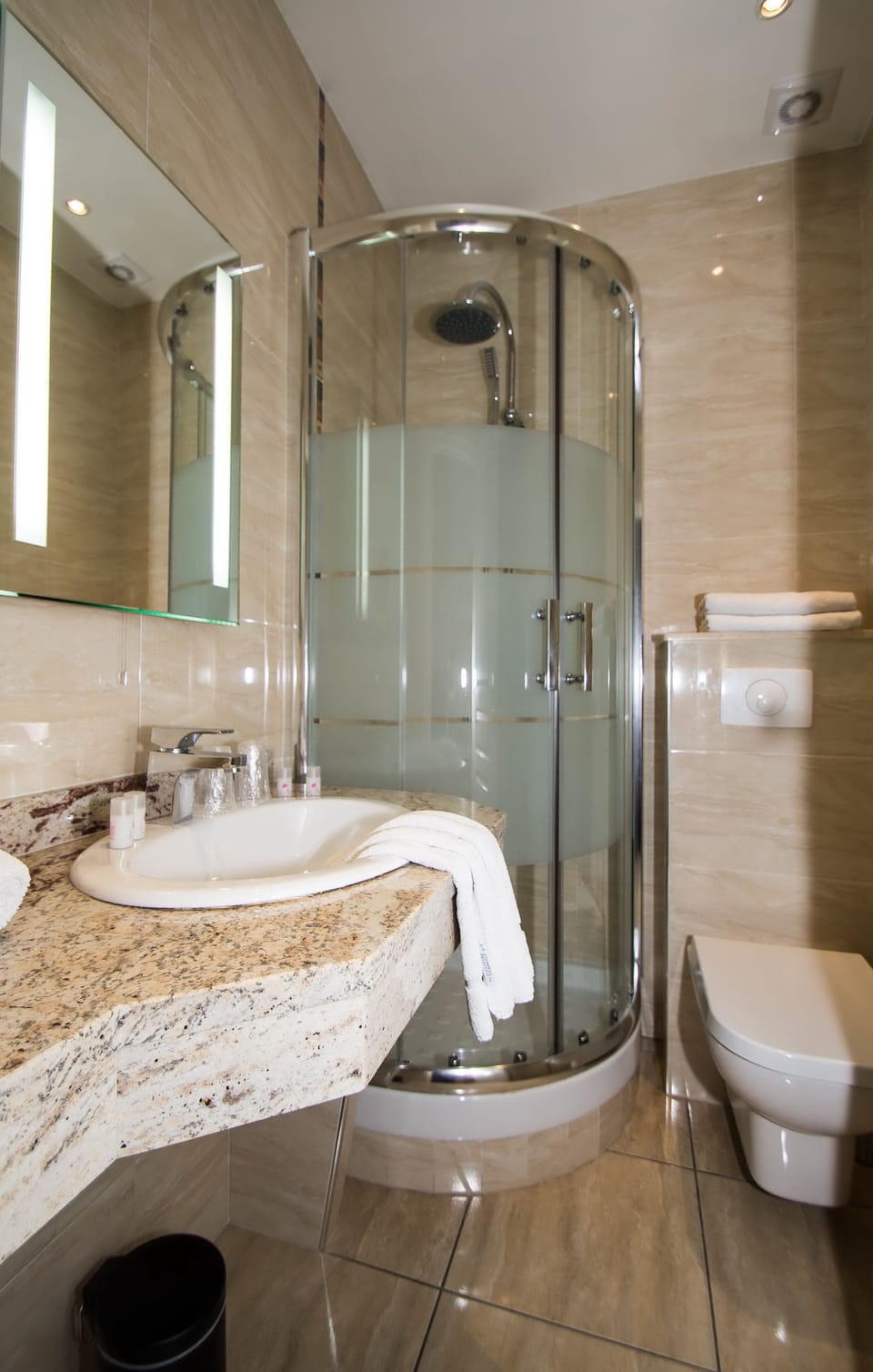 Standard Room | Bathroom | Shower, hair dryer, towels
