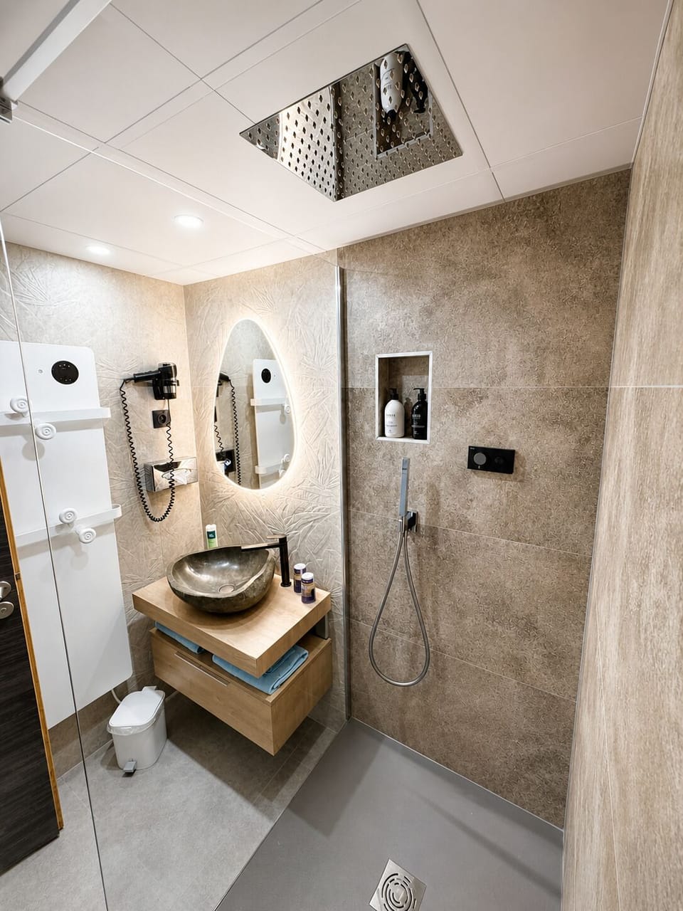 Combined shower/tub, free toiletries, hair dryer, towels