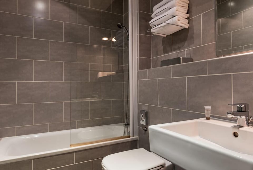 Bathtub, free toiletries, hair dryer, towels