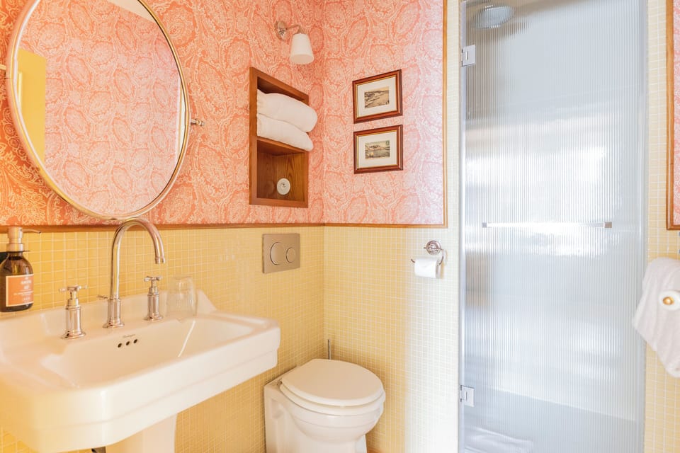 Superior Room | Bathroom | Shower, free toiletries, hair dryer, towels
