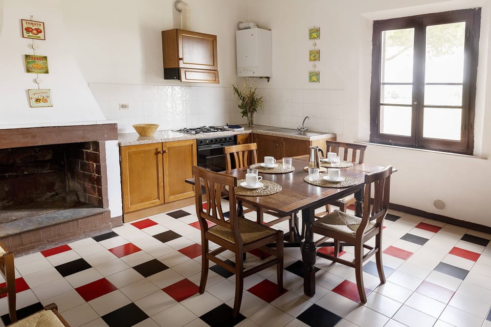 Classic Condo, 2 Bedrooms, Fireplace, Courtyard View | Private kitchenette