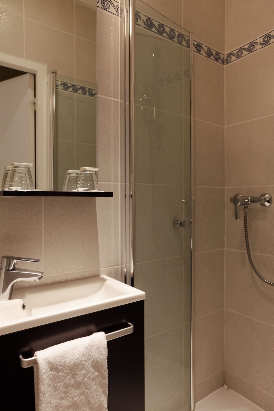 Classic Double Room | Bathroom | Free toiletries, hair dryer, towels