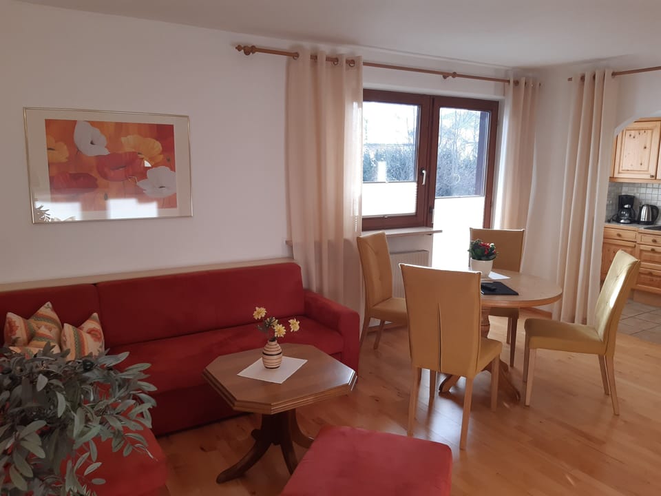 Deluxe Apartment, Mountain View | Living room | TV