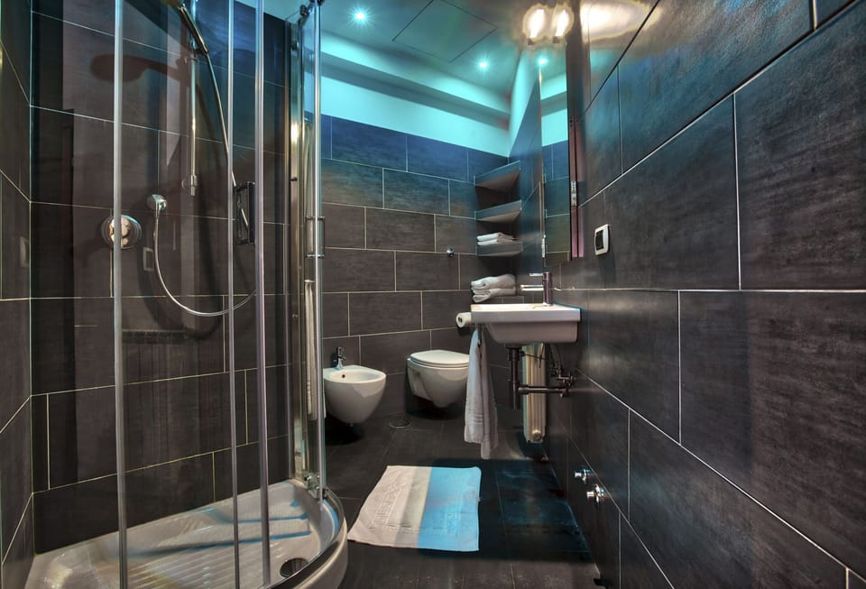 Triple Room | Bathroom | Shower, free toiletries, hair dryer, bidet