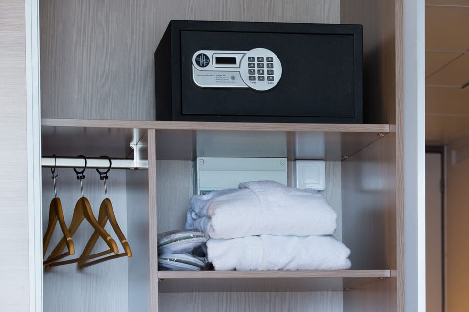Premium bedding, in-room safe, desk, laptop workspace