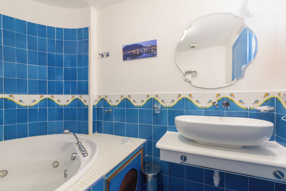 Deluxe Double Room | Bathroom | Shower, rainfall showerhead, free toiletries, hair dryer
