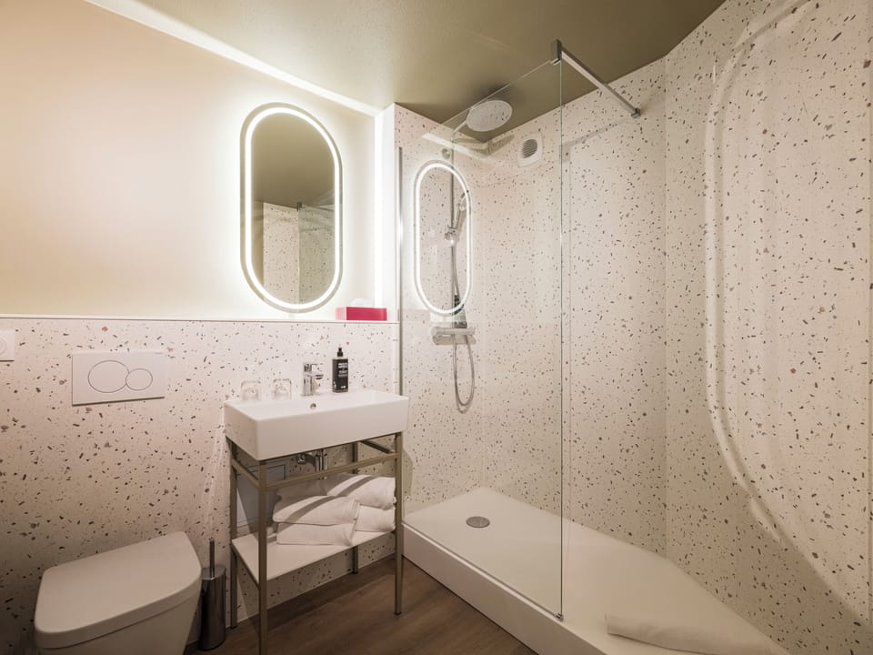 Combined shower/tub, rainfall showerhead, free toiletries, hair dryer