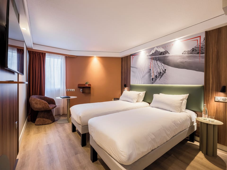 Premium bedding, in-room safe, desk, blackout drapes