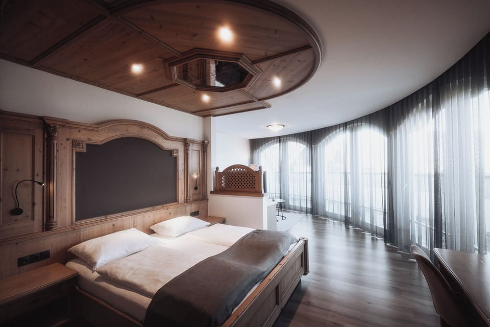 Suite (Tower) | Minibar, in-room safe, desk, blackout drapes