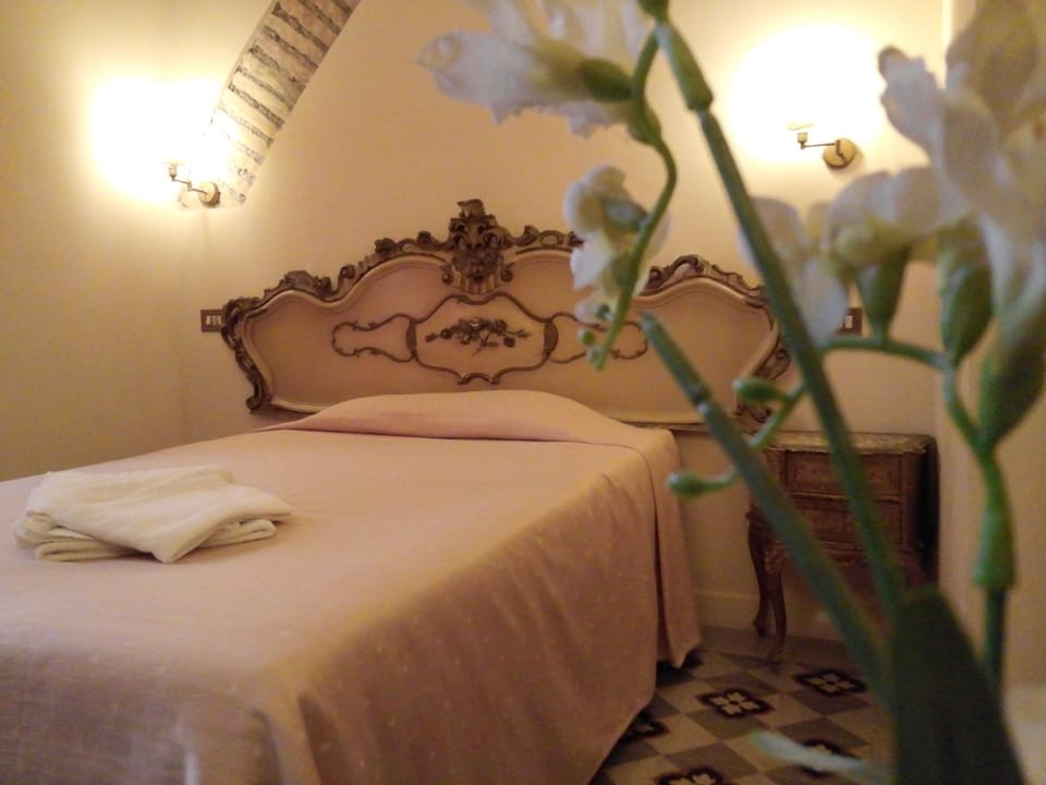 Single Room | In-room safe, desk, soundproofing, iron/ironing board