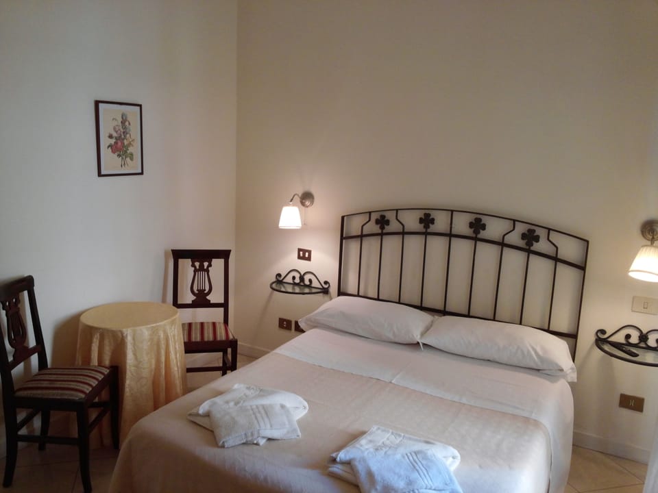 Economy Double Room | In-room safe, desk, soundproofing, iron/ironing board