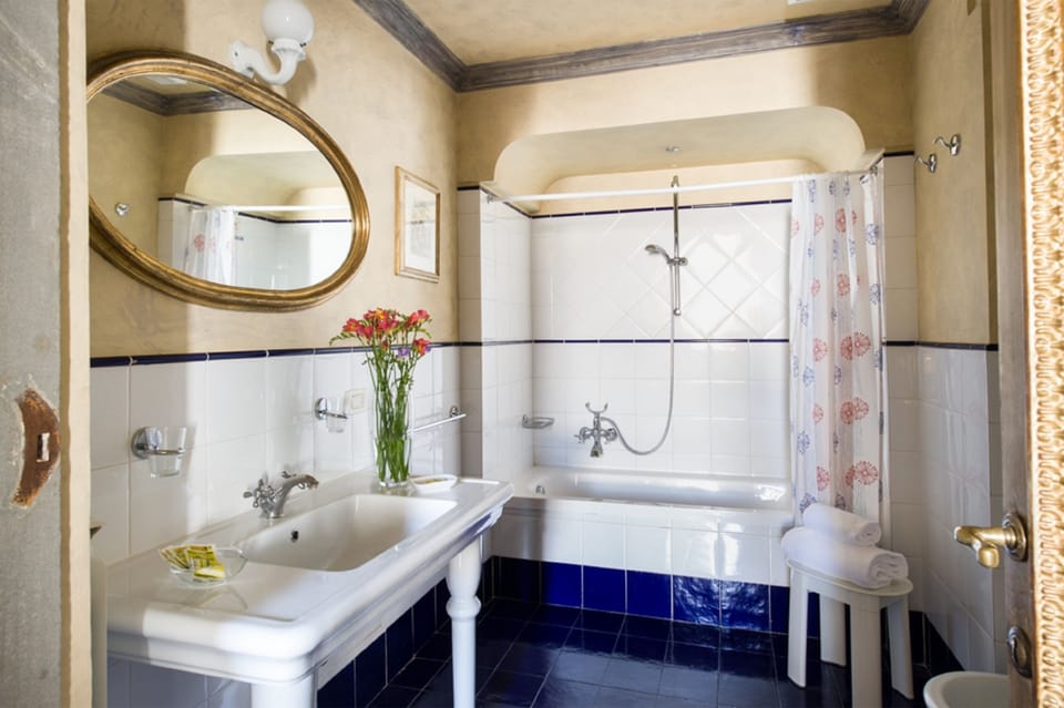 Junior Suite | Bathroom | Shower, free toiletries, bidet, towels
