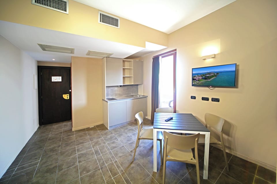 Panoramic Studio | In-room safe, blackout drapes, free WiFi, bed sheets