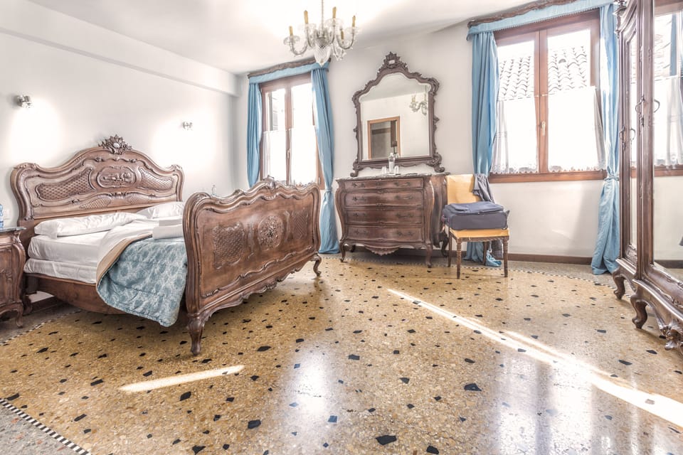 Double Room | In-room safe, desk, soundproofing, free WiFi