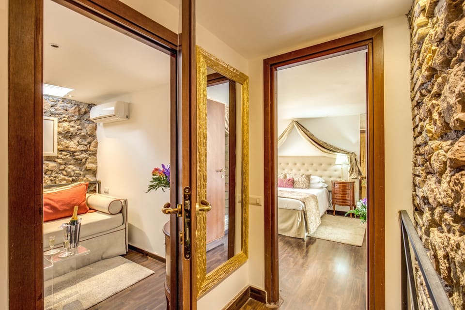 2 bedrooms, premium bedding, in-room safe, desk