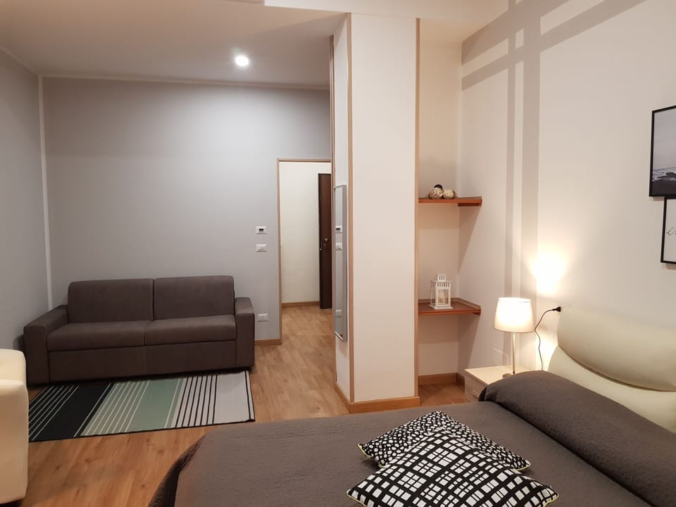 Triple Room | Minibar, in-room safe, desk, blackout drapes