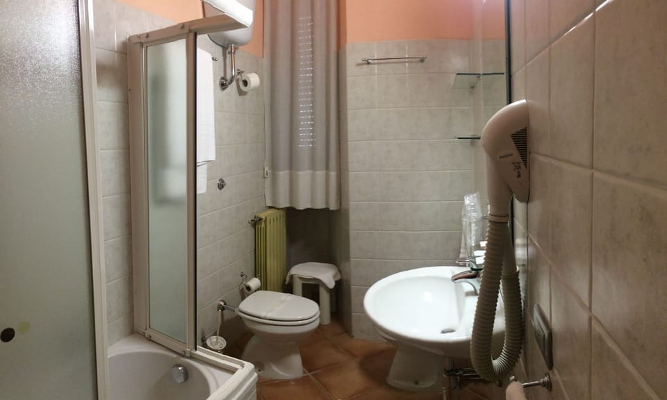 Standard Apartment | Bathroom | Combined shower/tub, free toiletries, hair dryer, bidet