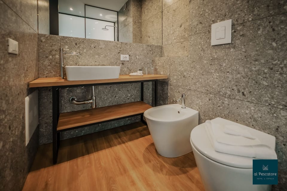 Superior Room, 1 Double Bed, Balcony, Sea Facing | Bathroom | Shower, hair dryer, bidet, towels