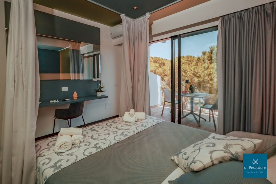 Superior Room, 1 Double Bed, Balcony, Sea Facing | Desk, free WiFi, bed sheets, wheelchair access