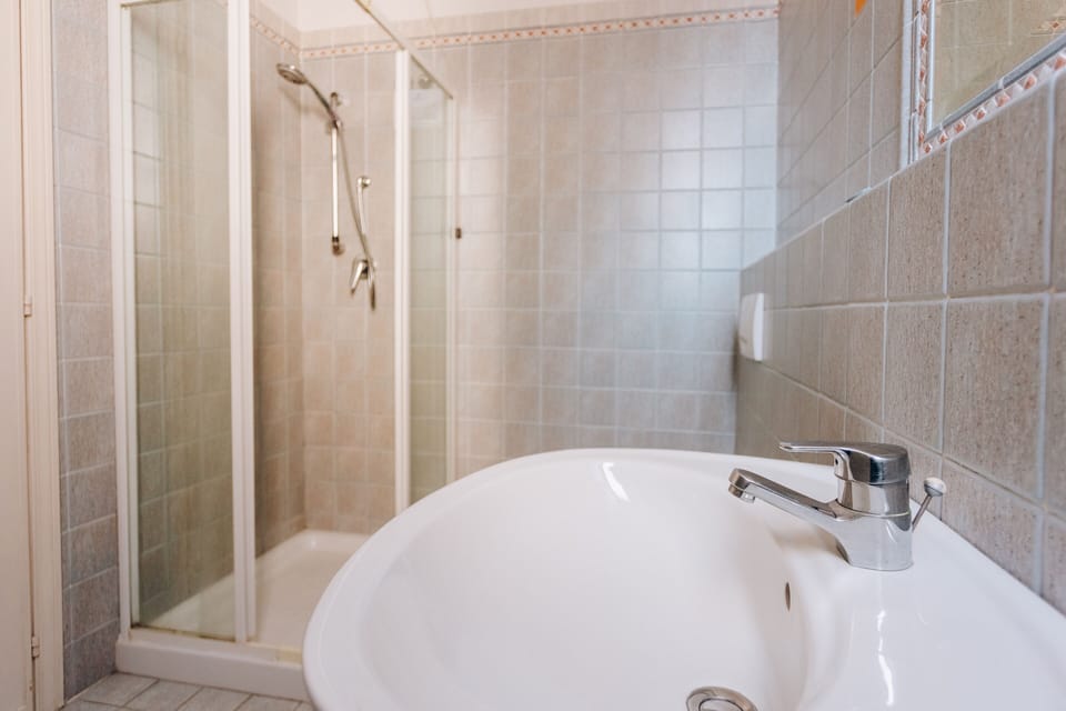 Double Room | Bathroom | Shower, free toiletries, hair dryer, bathrobes