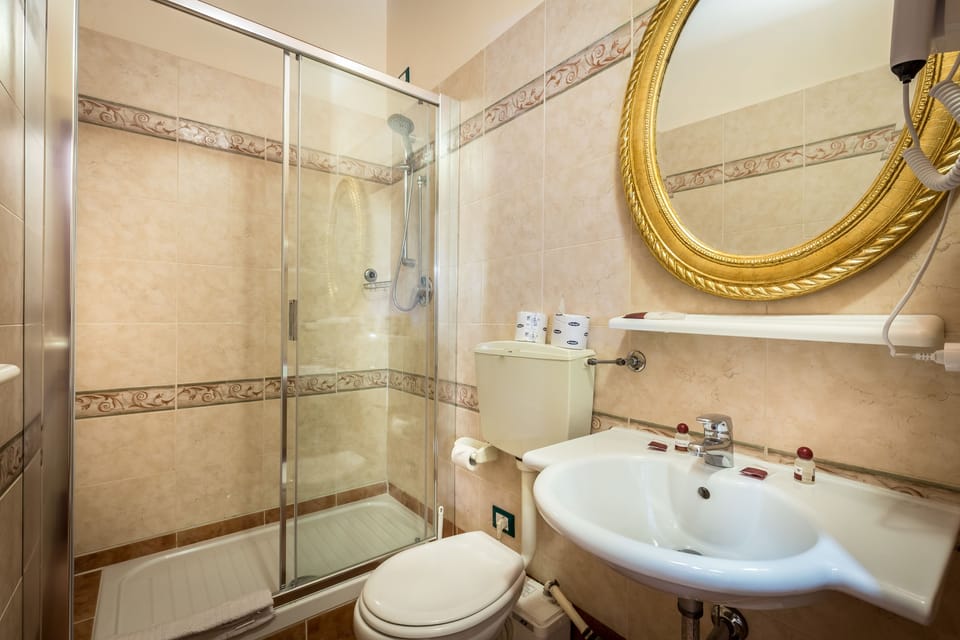 Double Room, 1 Queen Bed, Ensuite | Bathroom | Shower, free toiletries, hair dryer, slippers