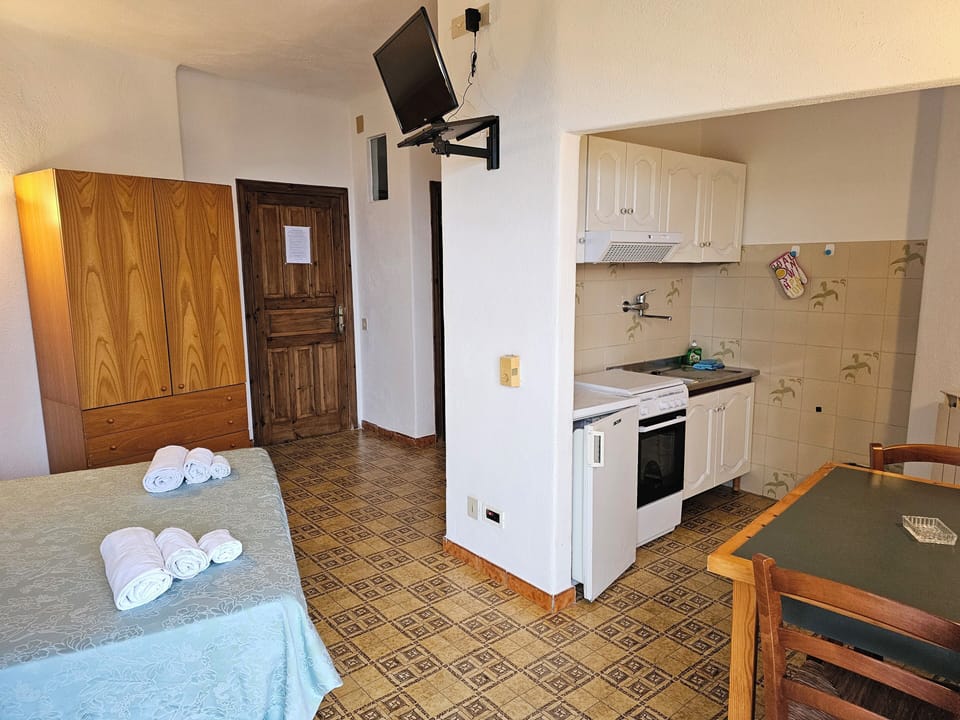 Down comforters, laptop workspace, free cribs/infant beds, travel crib