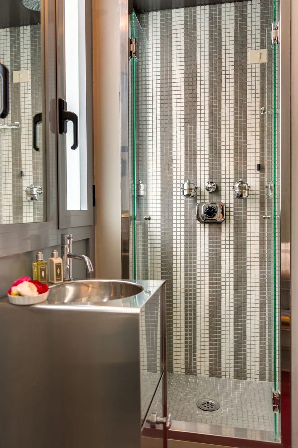 Economy Double Room | Bathroom | Shower, free toiletries, hair dryer, towels