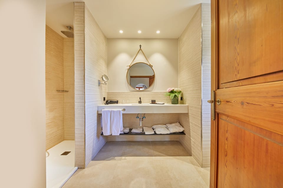 Deep soaking tub, free toiletries, hair dryer, bathrobes