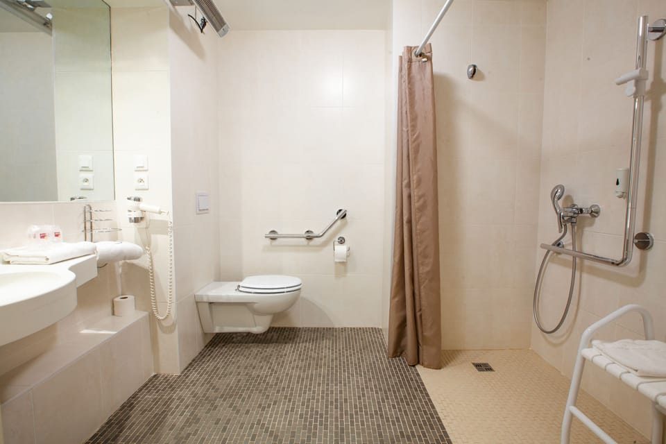 Superior Double Room, Accessible | Bathroom | Shower, hair dryer, towels